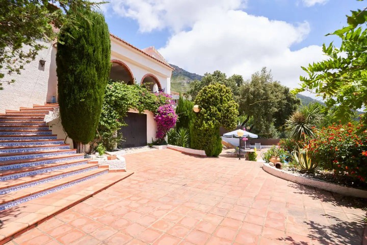 Villa in La Drova - view 1