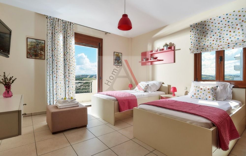 Villa in Heraklion - view 1