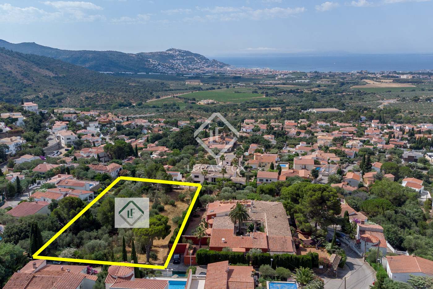 Land in Los Roses - view 1