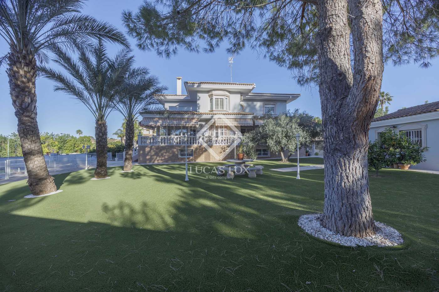 House in Ribarroja del Turia - view 1