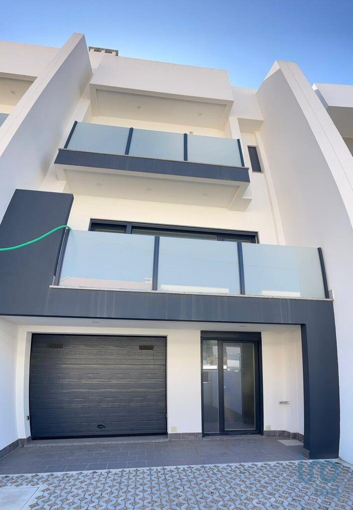 House in Seixal - view 1