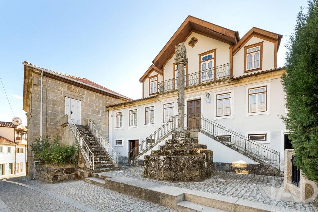House in Sao Martinho de Mouros - view 1