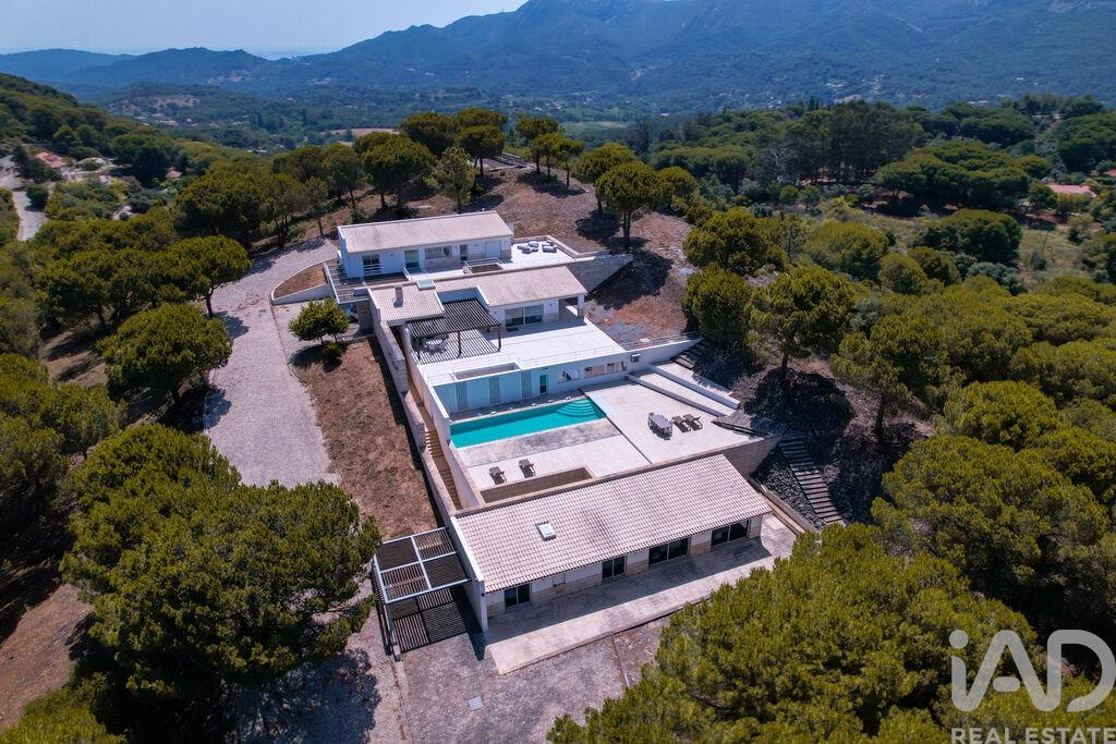 House in Brejos de Azeitao - view 1