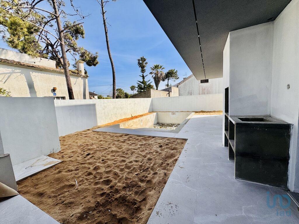 House in Charneca de Caparica - view 1