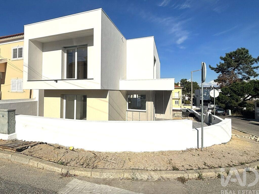 House in Charneca de Caparica - view 1