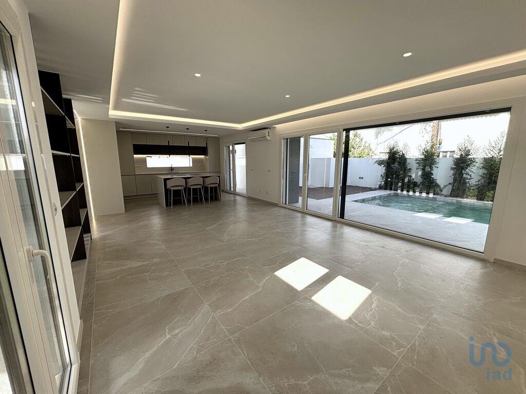 House in Charneca de Caparica - view 1