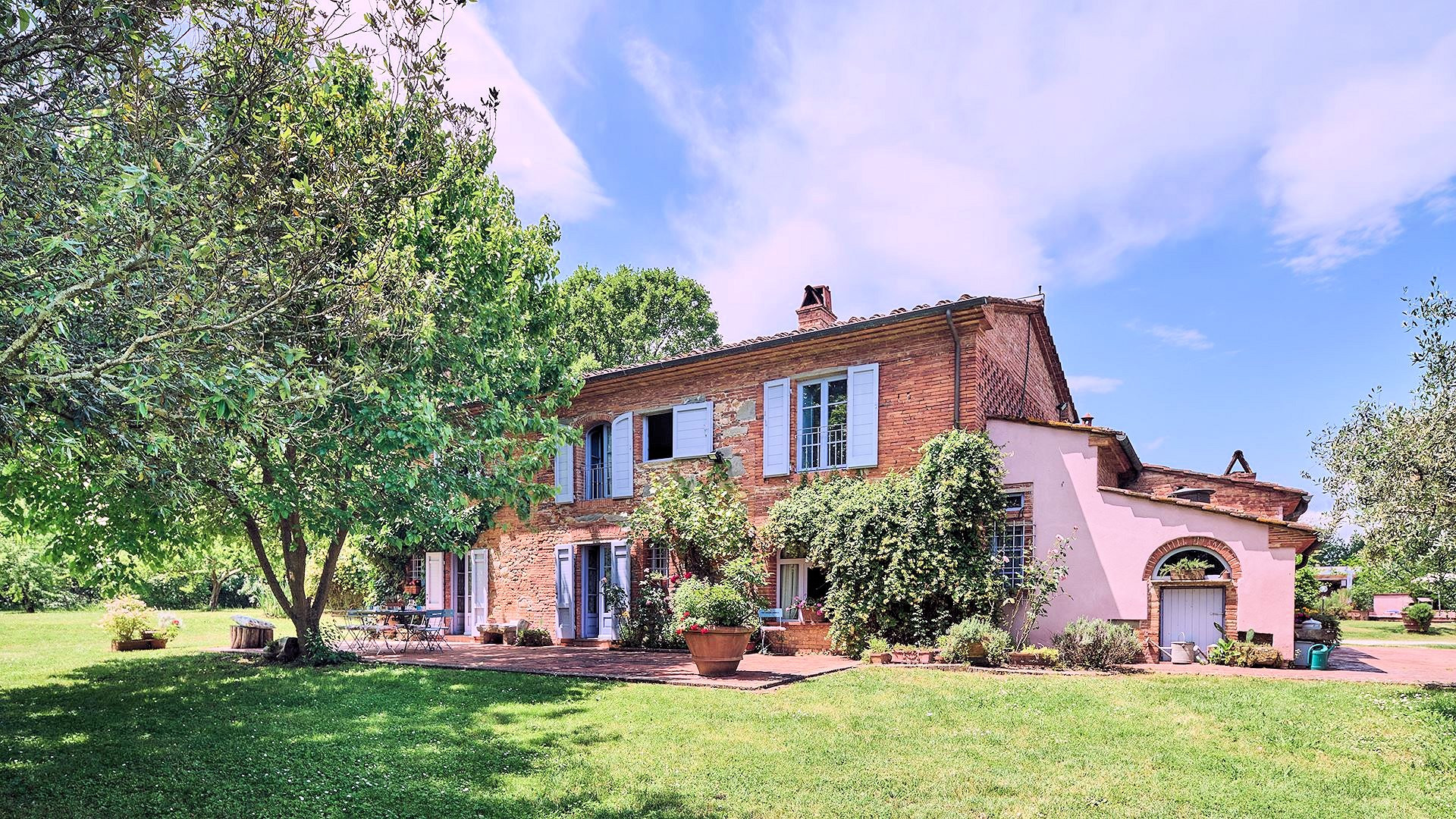 House in Altopascio - view 1