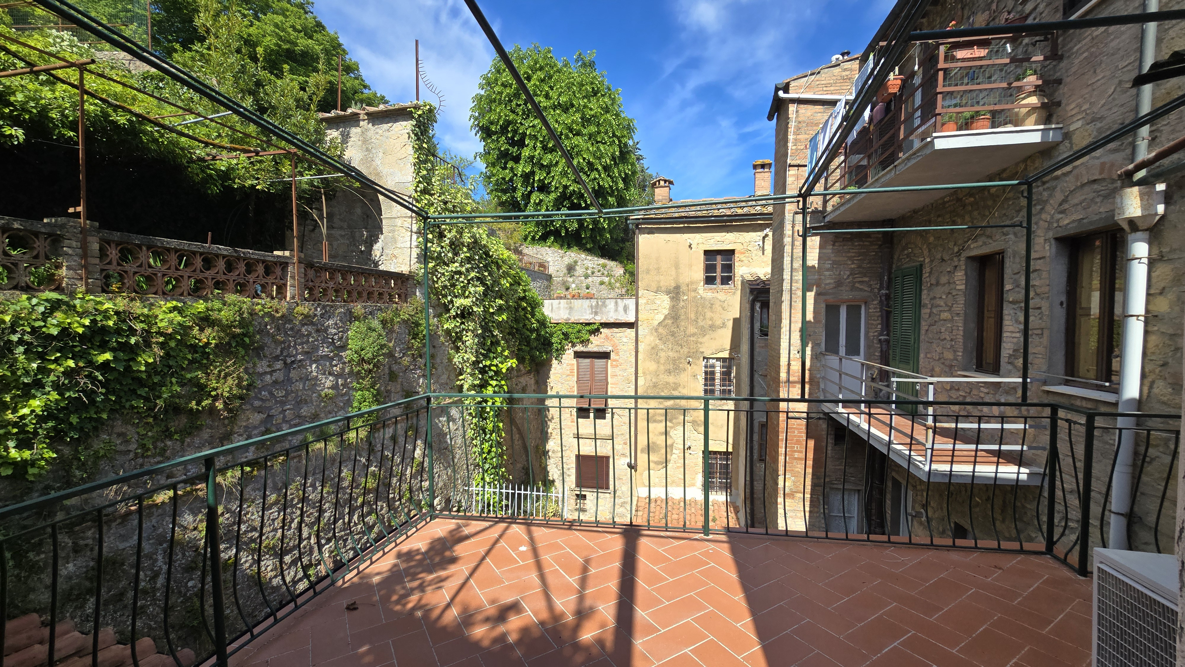 House in Volterra - view 1