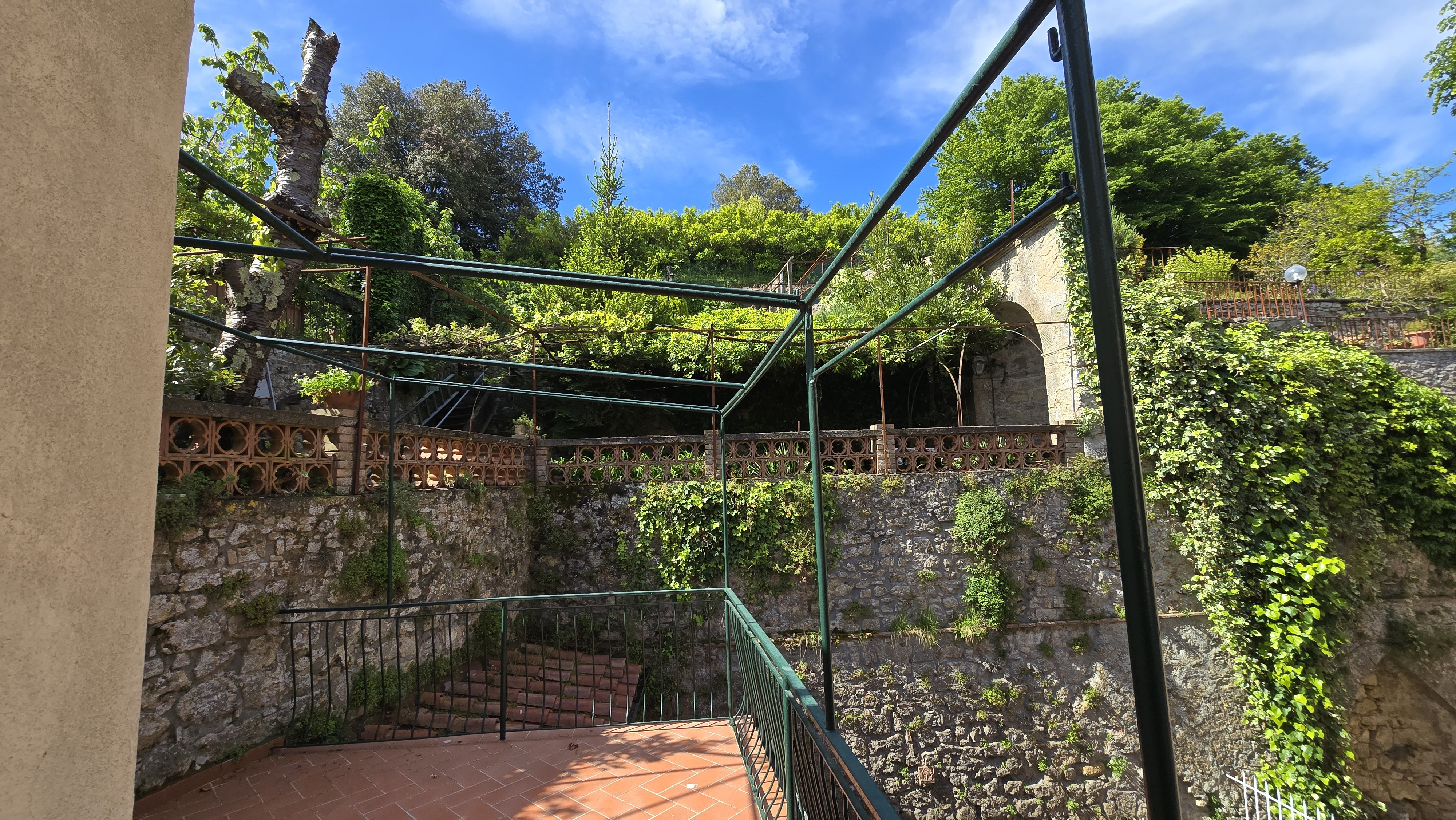 House in Volterra - view 1