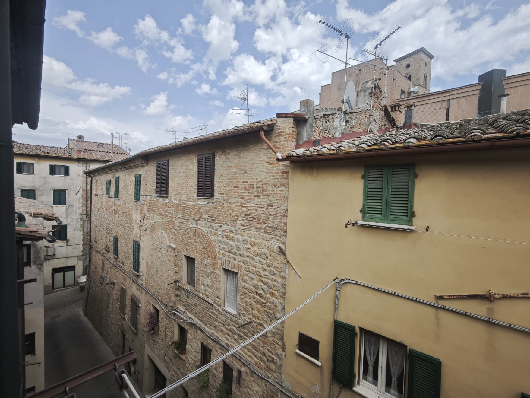 House in Volterra - view 1