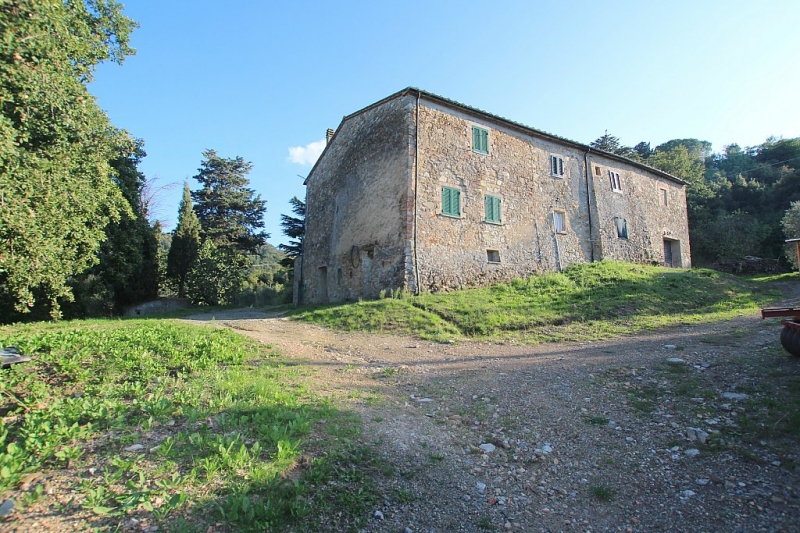 House in Pomarance - view 1