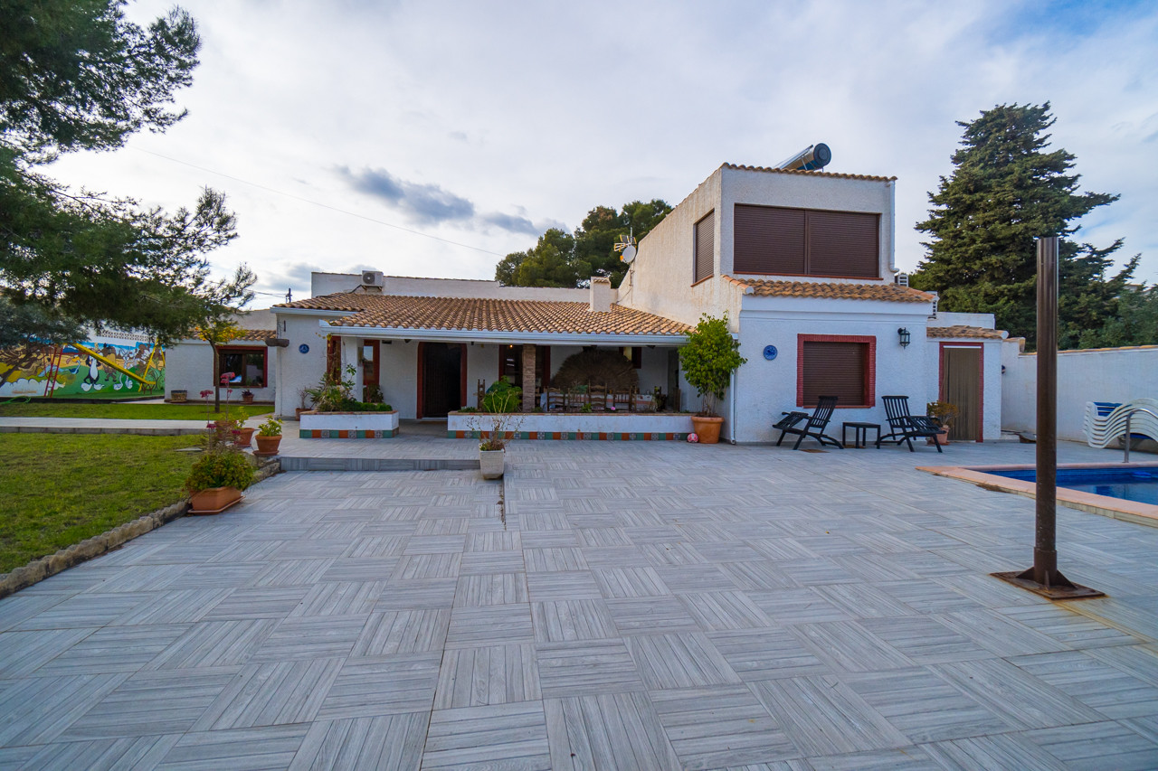 Villa in Villamartin - view 1
