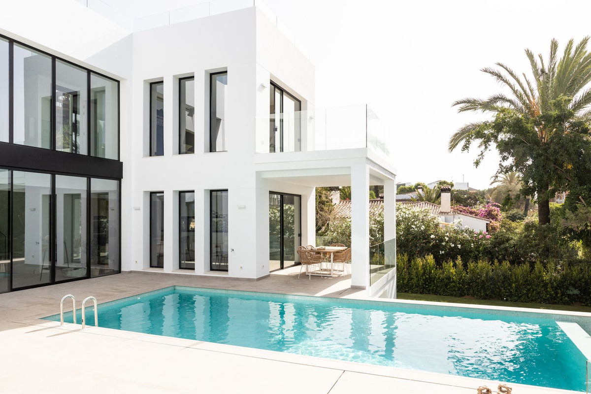House in Marbella Del Este - view 1