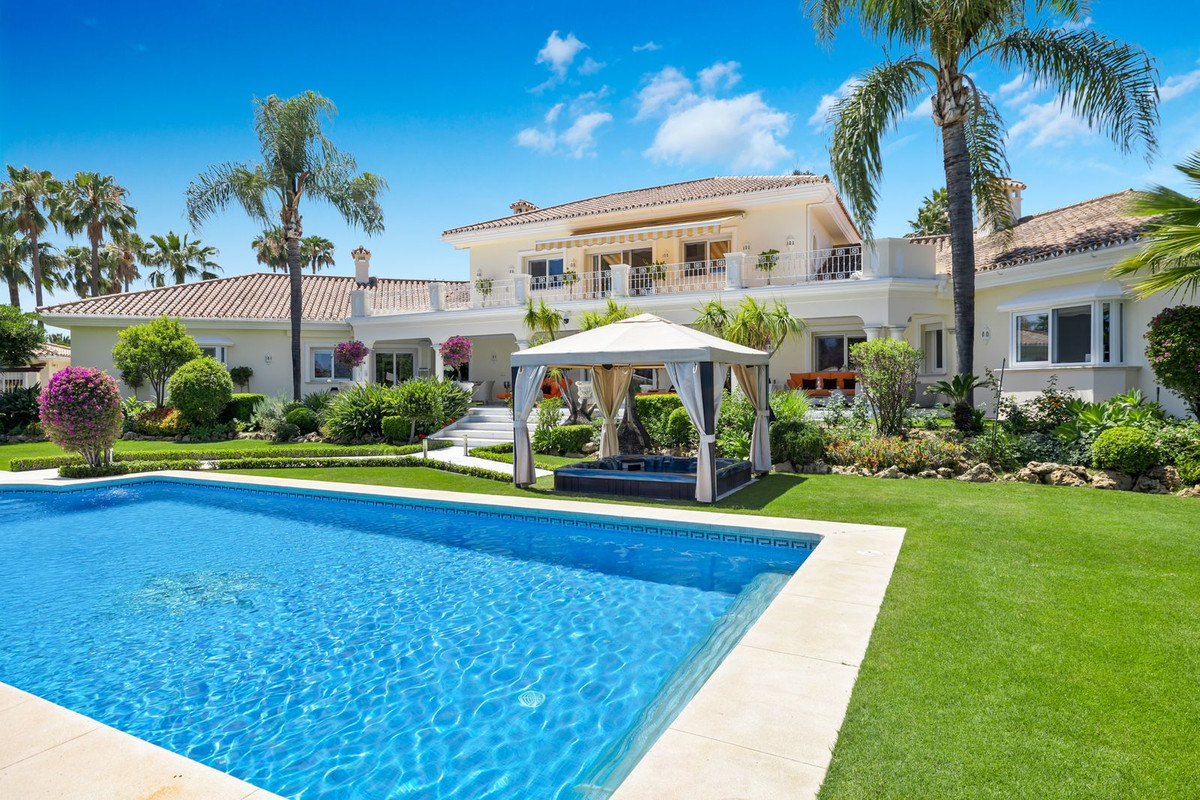House in Marbella Del Este - view 1