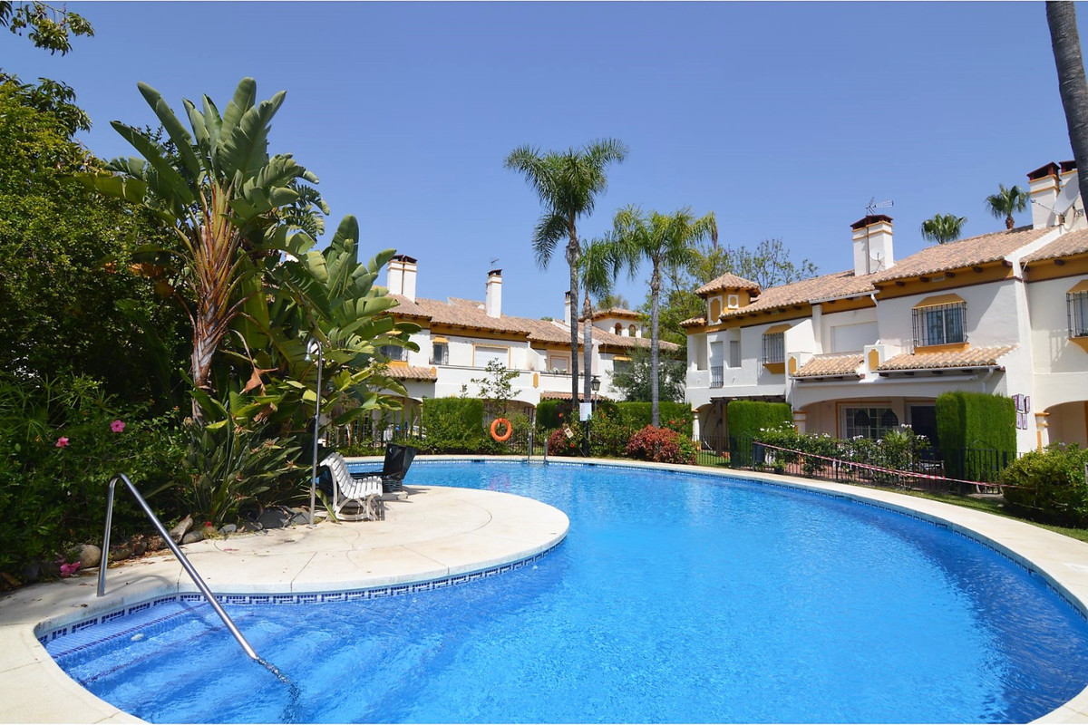 House in Marbella Del Este - view 1