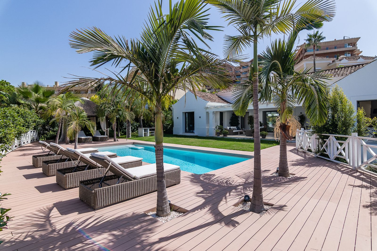 House in Marbella Del Este - view 1
