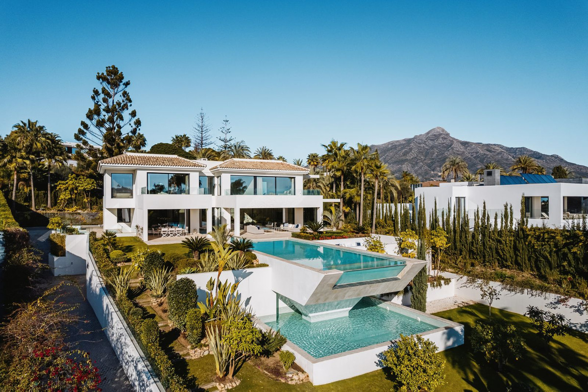 House in Marbella Del Este - view 1