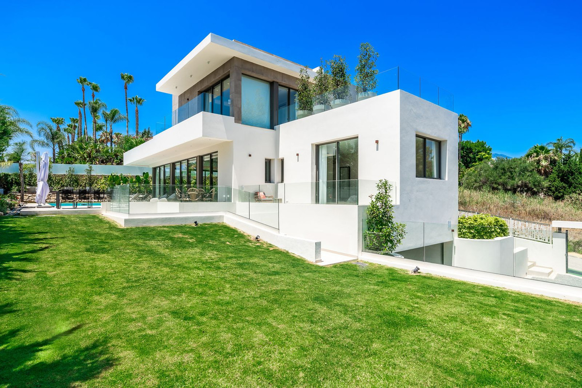 House in Marbella Del Este - view 1