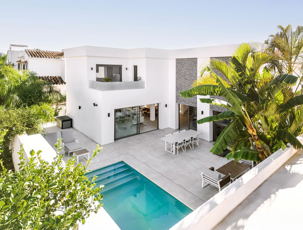 House in Estepona - view 1