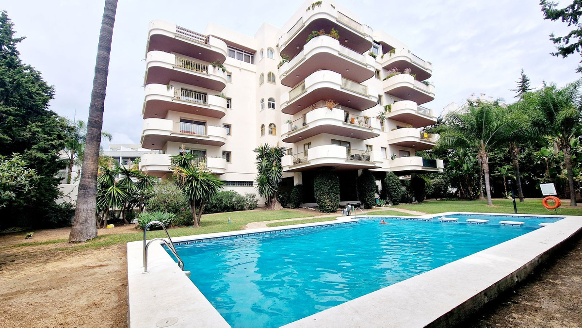 House in Marbella Del Este - view 1