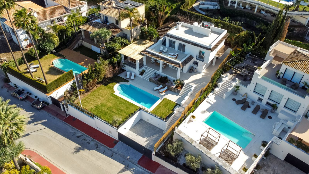 House in Marbella Del Este - view 1