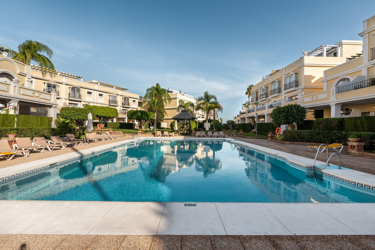 House in Marbella Del Este - view 1
