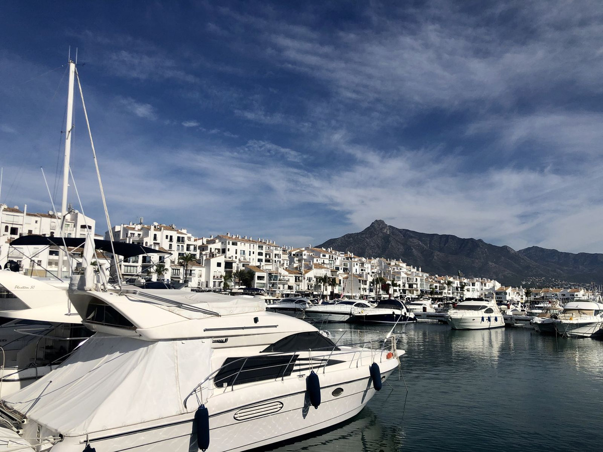 House in Marbella Del Este - view 1