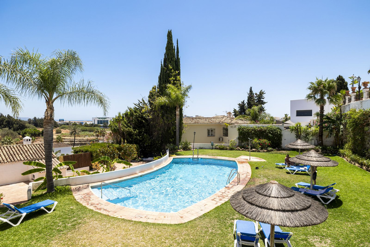 House in Marbella Del Este - view 1