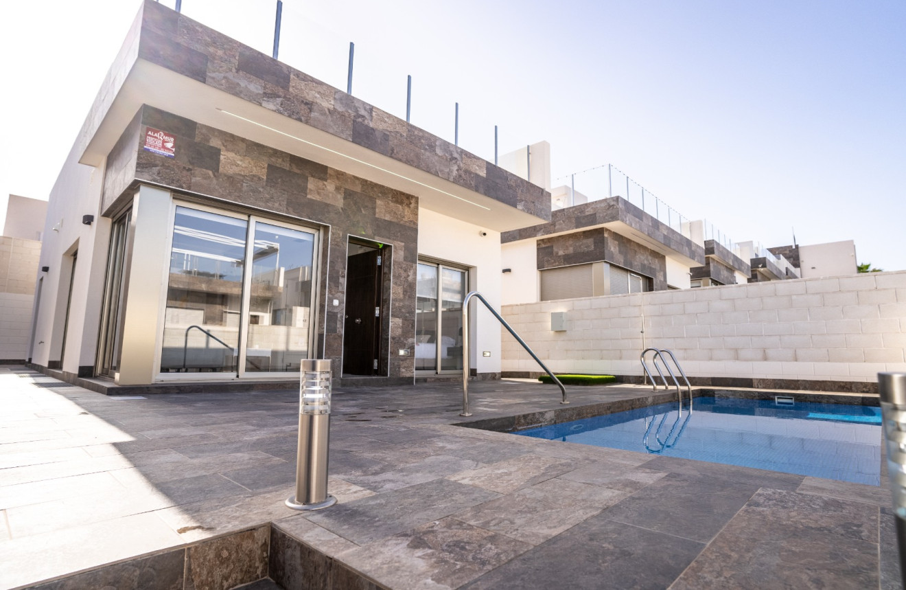 Villa in Villamartin - view 1