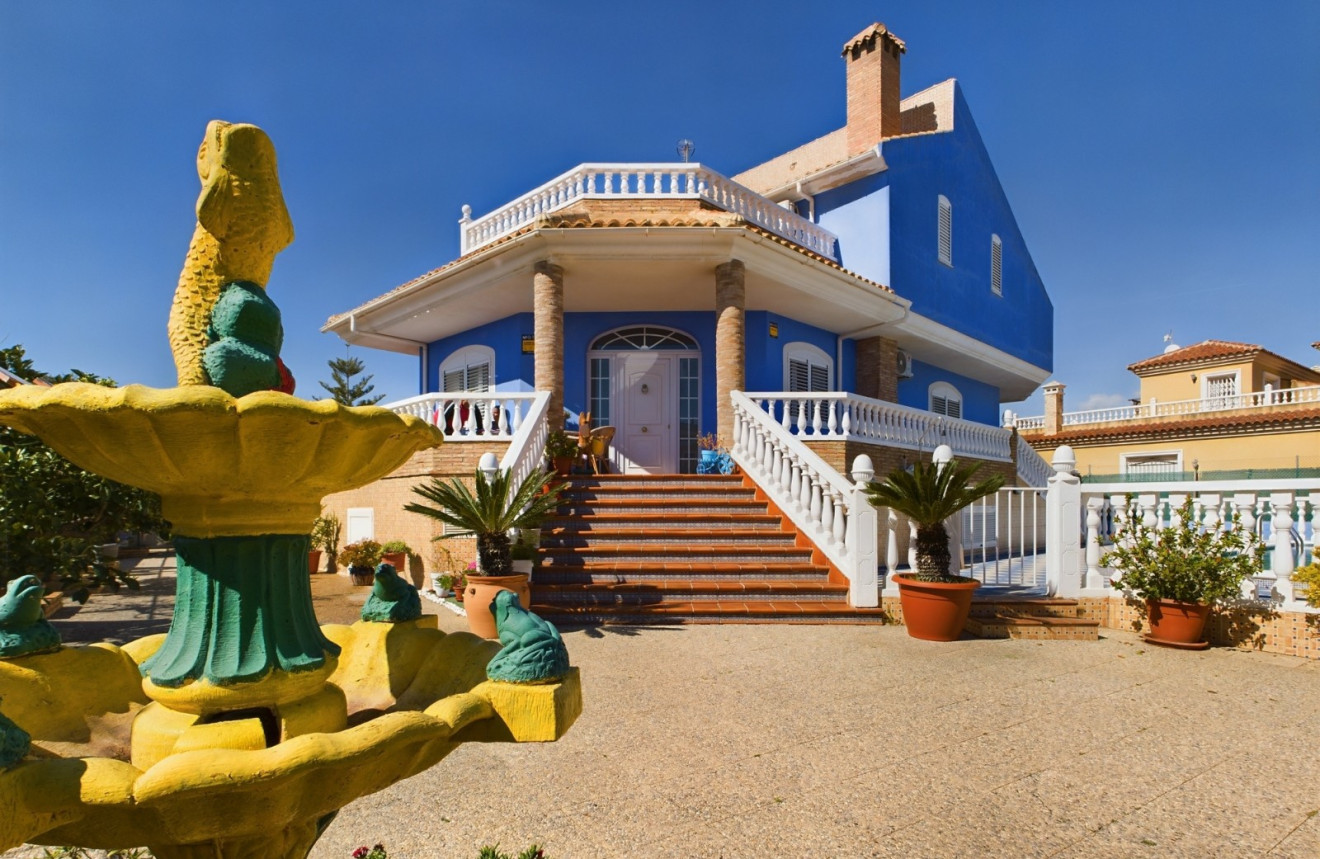 Villa in Santa Cruz - view 1