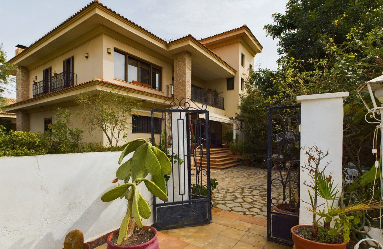 Villa in Santa Cruz - view 1
