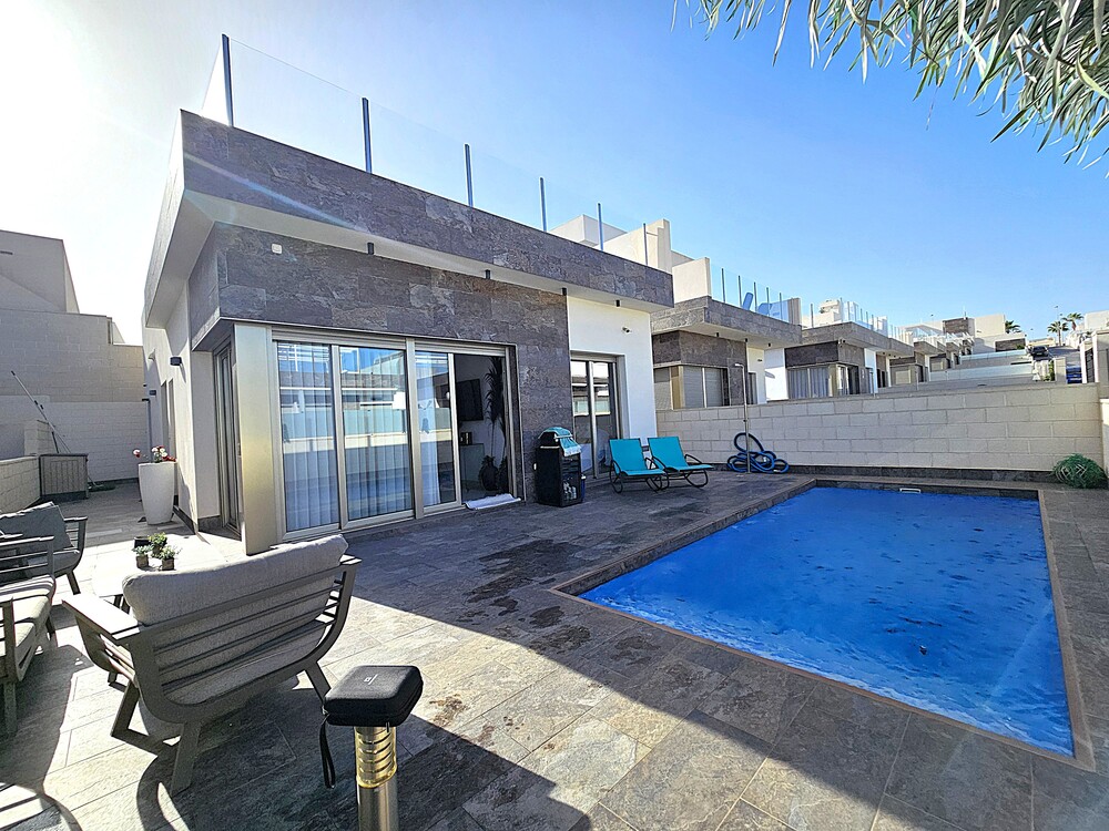 Villa in Villamartin - view 1