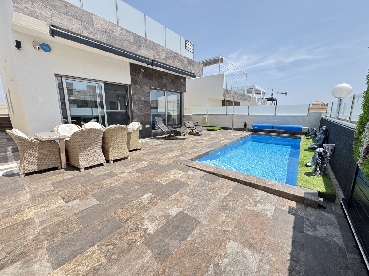 Villa in Villamartin - view 1