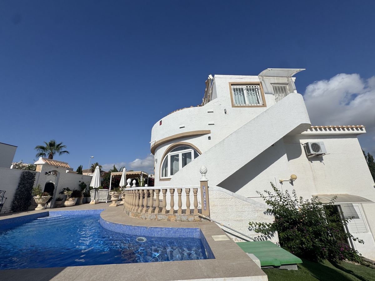 Villa in La Zenia - view 1