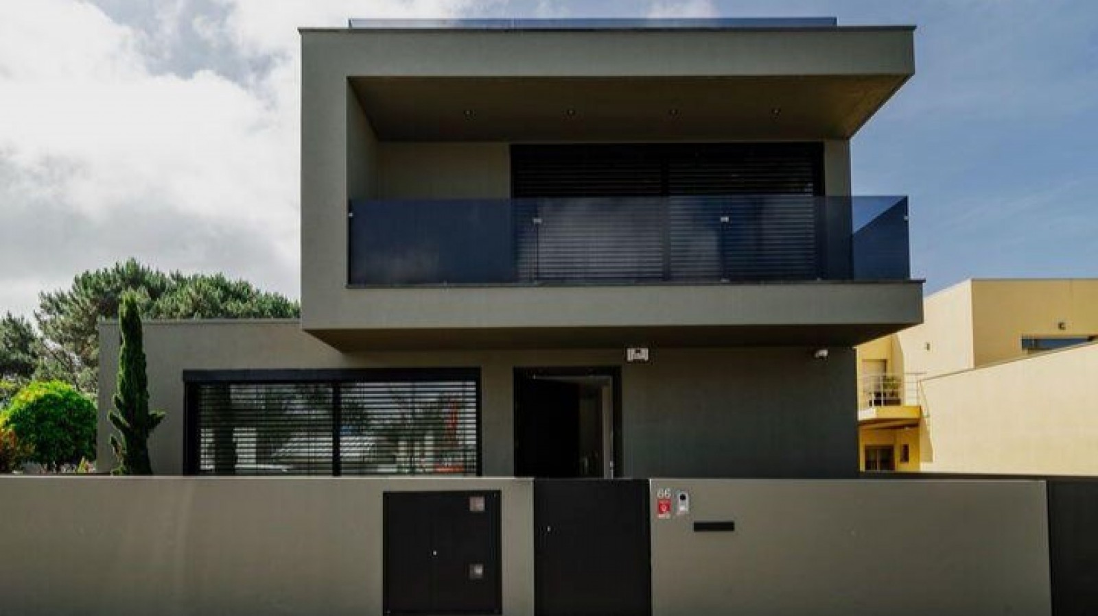 House in Vila Nova de Gaia (Santa Marinha) - view 1