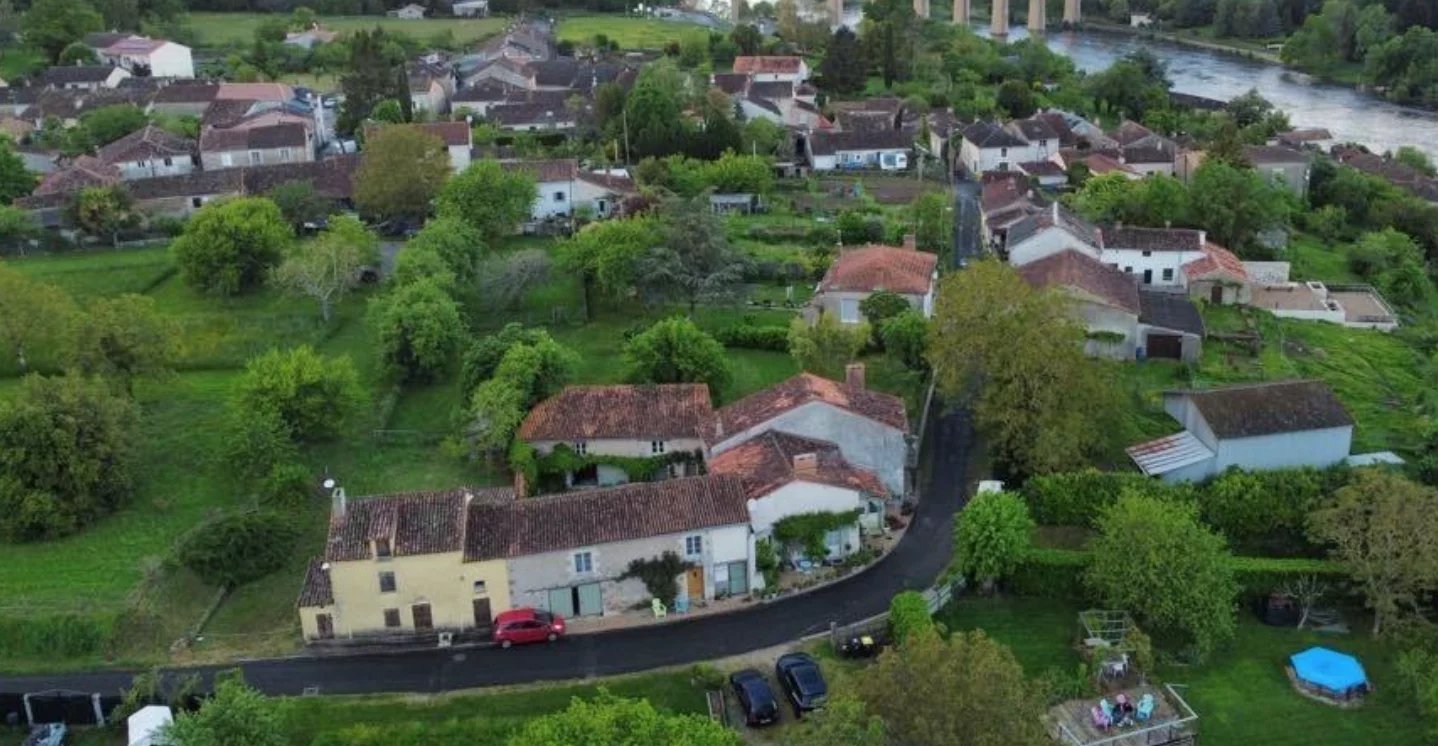 House in L'Isle-Jourdain - view 1