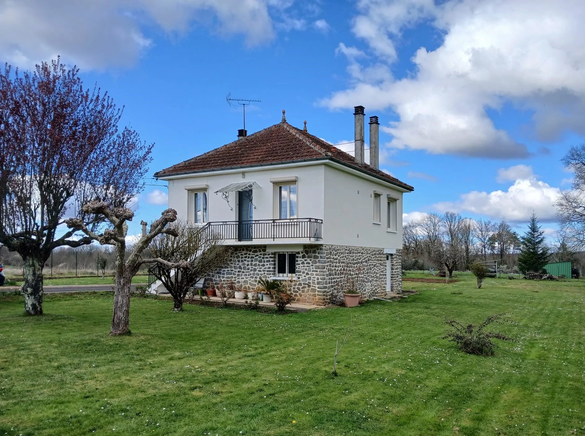 House in Lussas-et-Nontronneau - view 1
