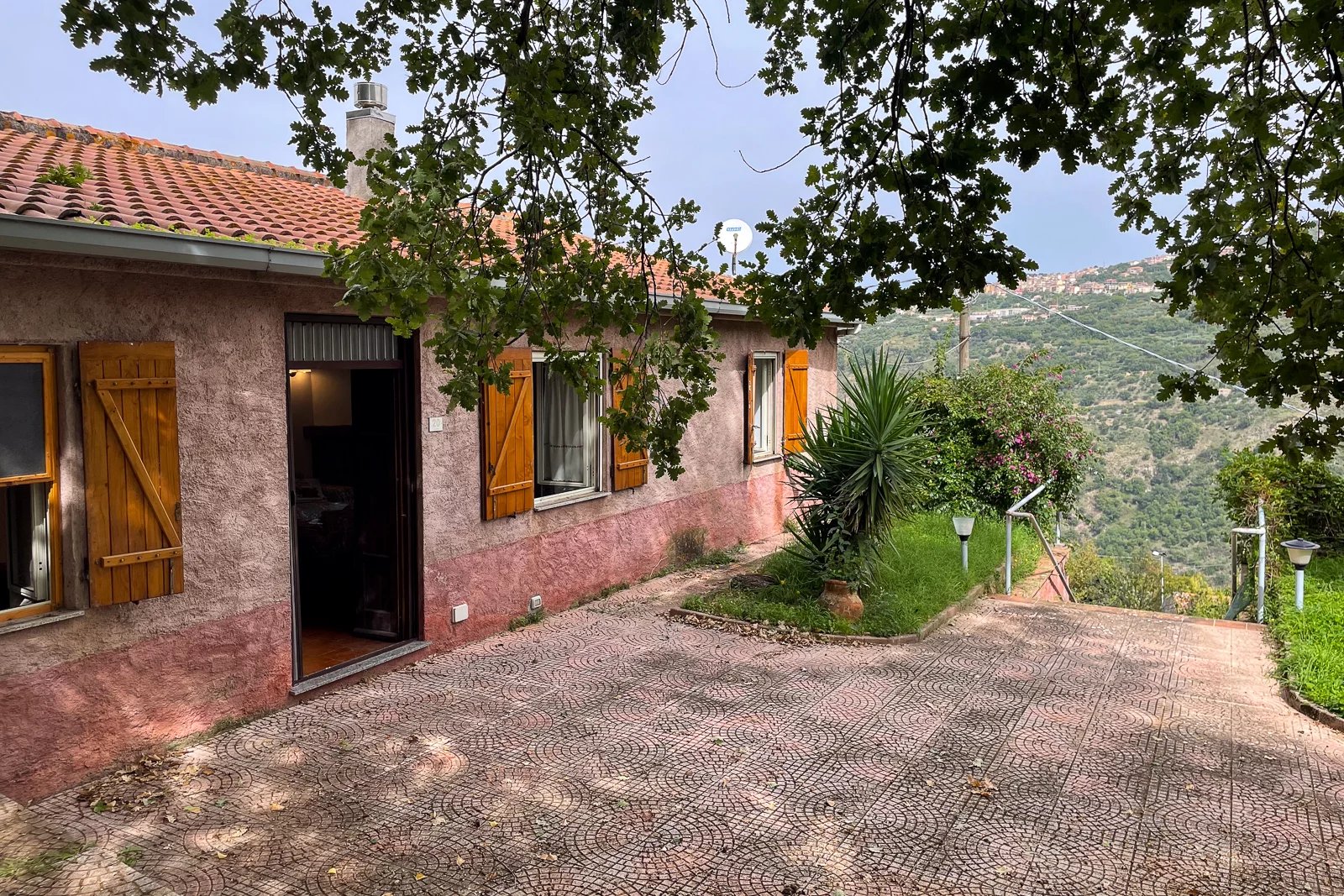 House in San Salvatore di Fitalia - view 1