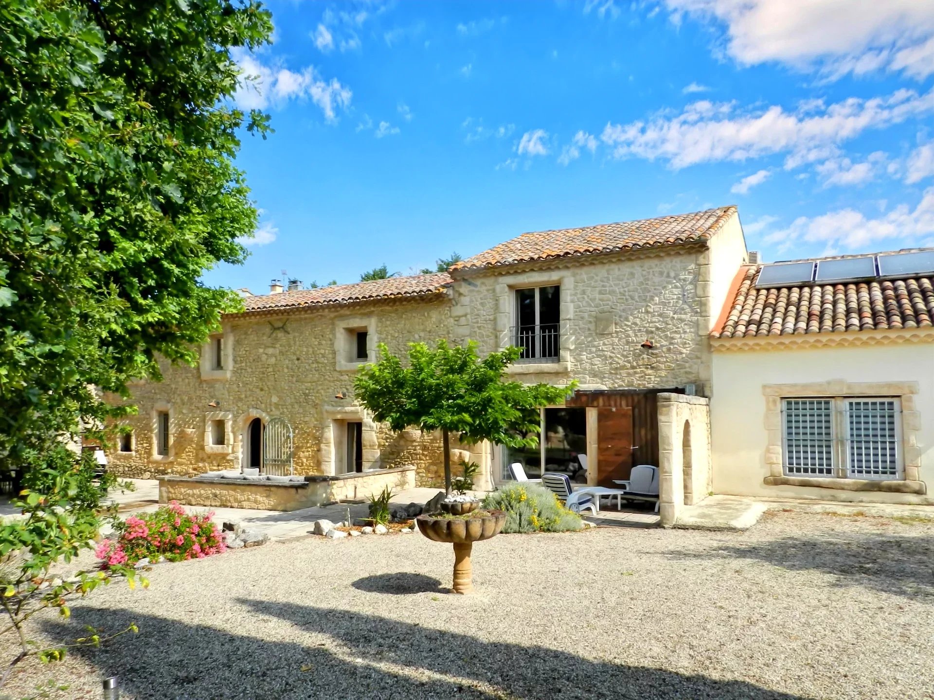 House in Le Thor - view 1