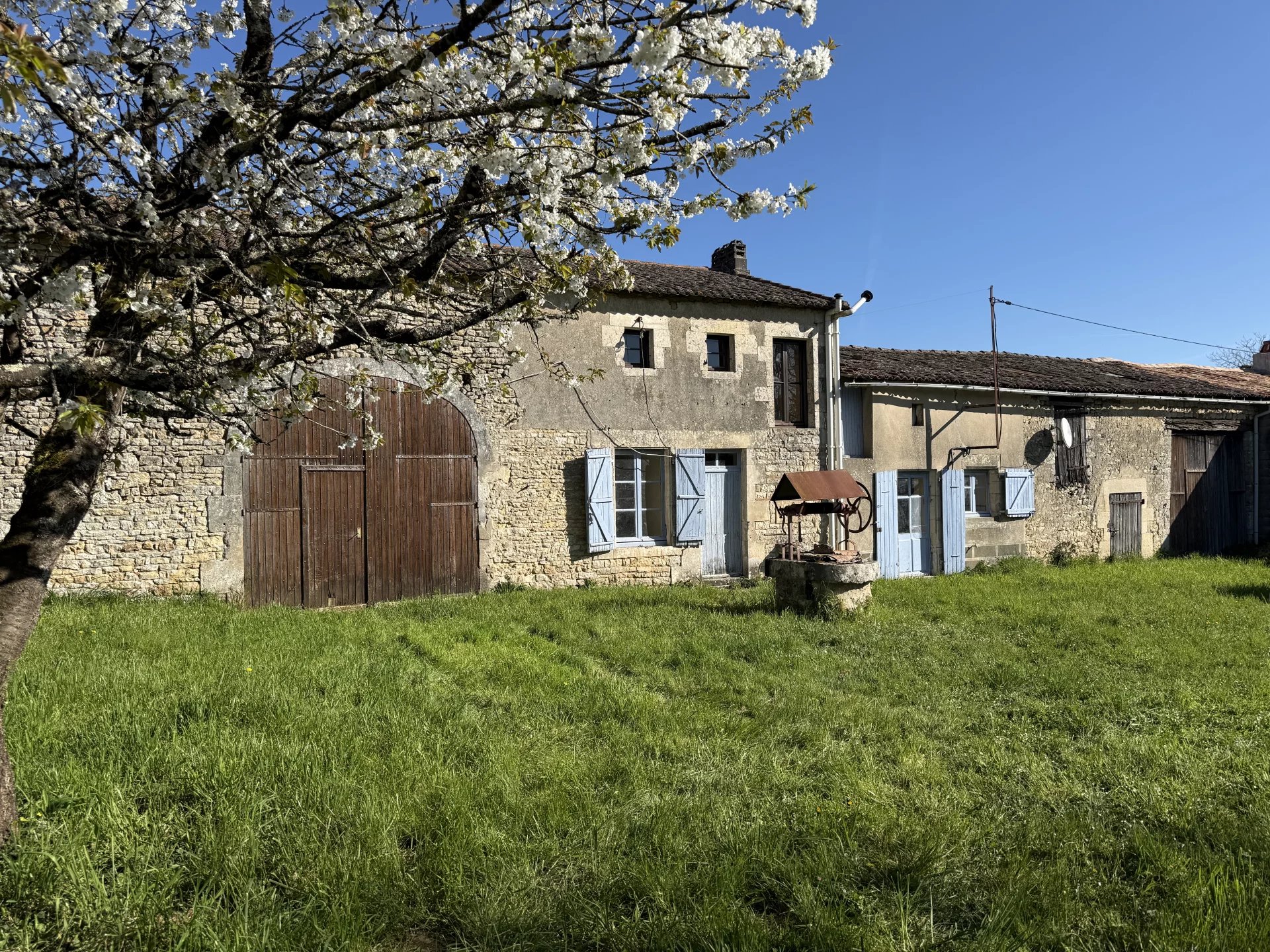House in Saint-Martin-du-Clocher - view 1