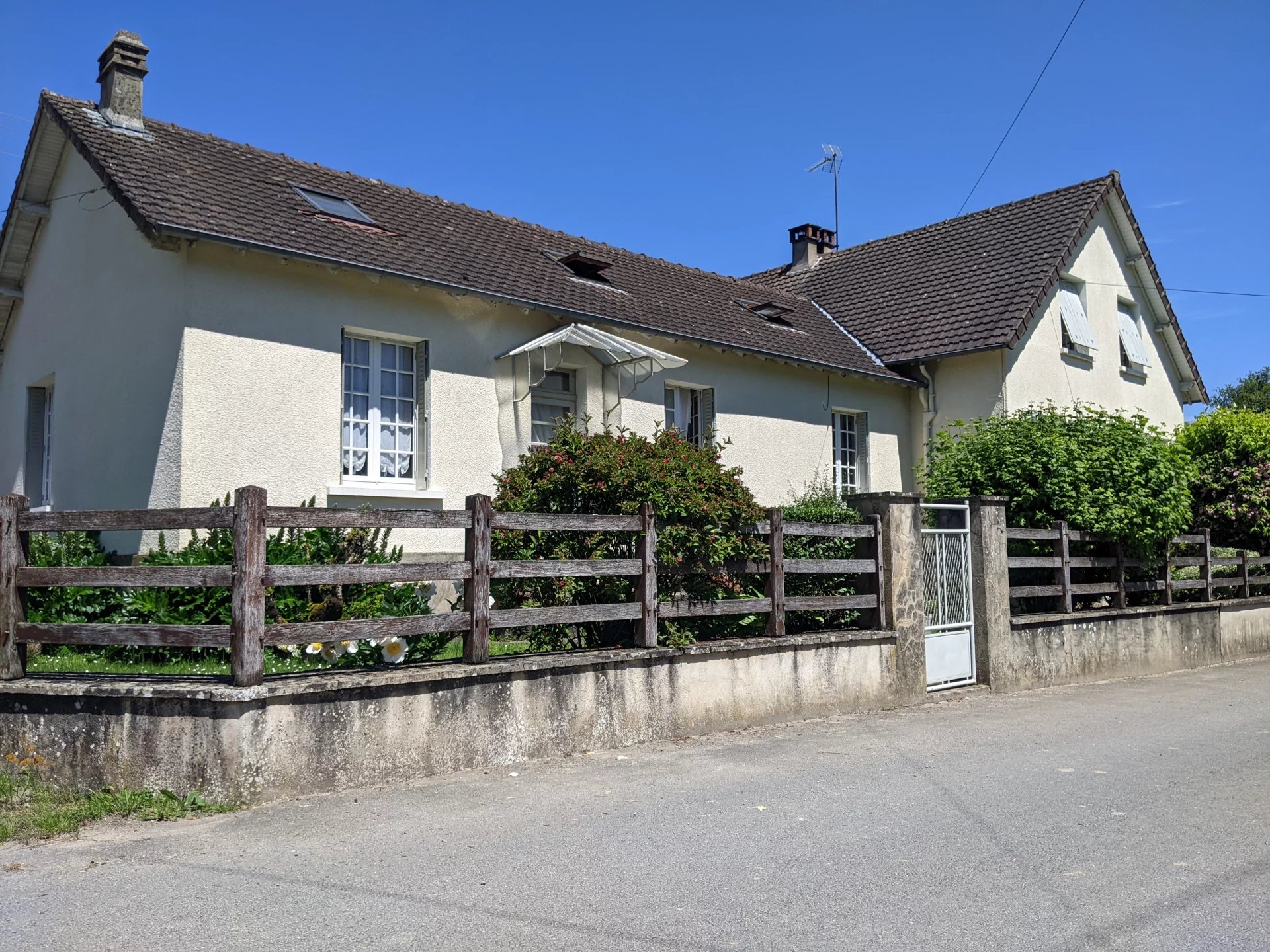 House in La Chatre-Langlin - view 1