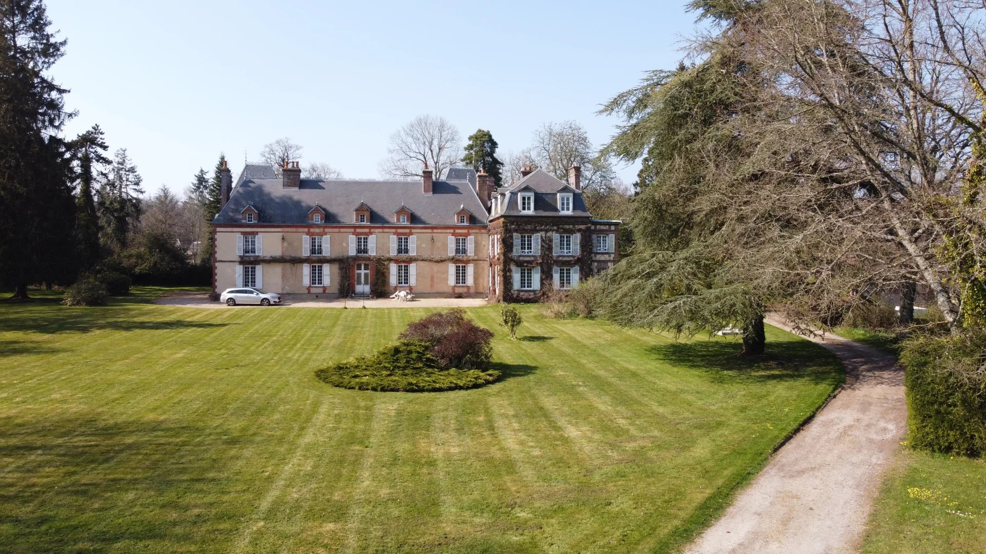 House in Breteuil - view 1