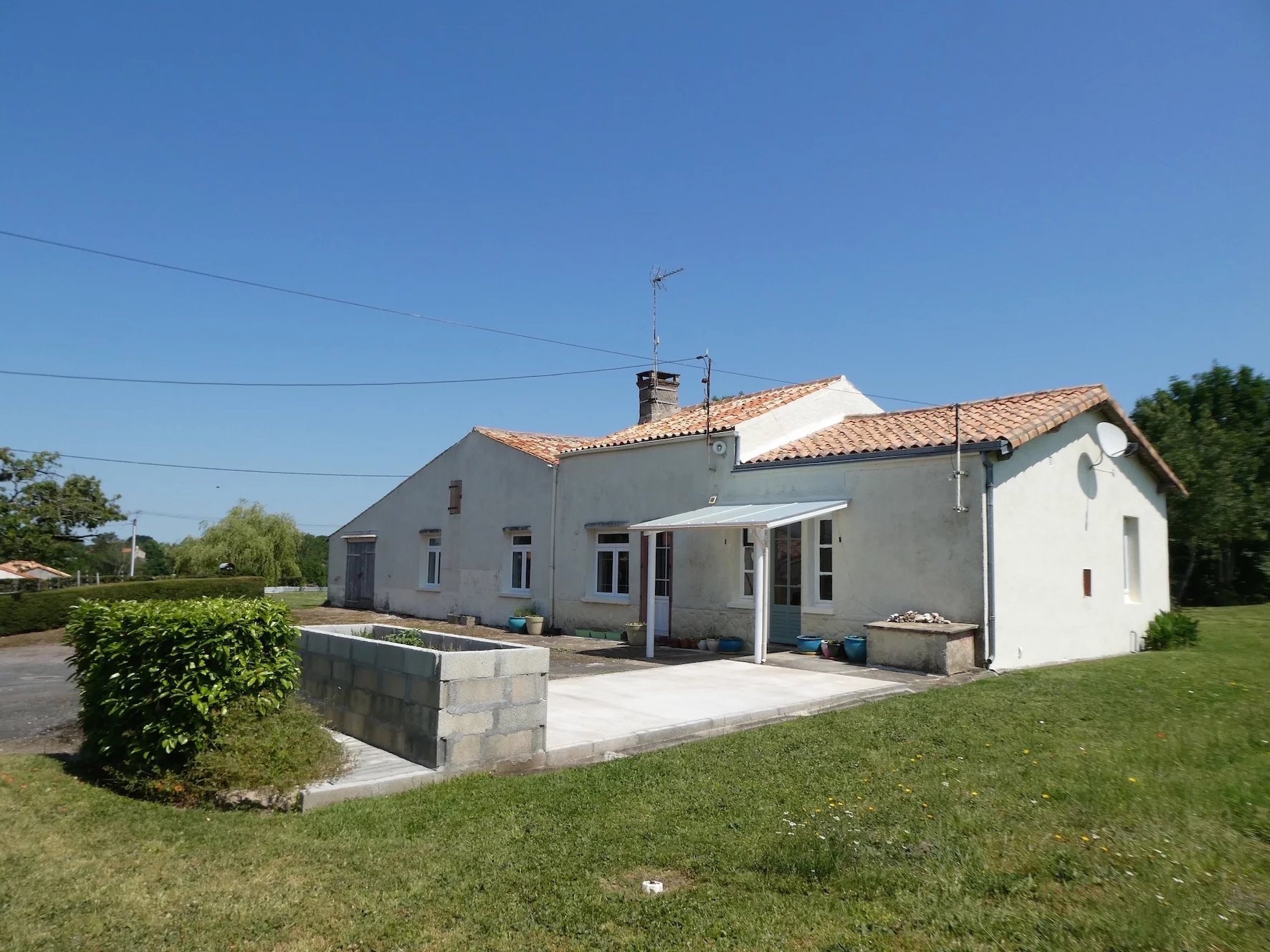 House in Saint-Laurs - view 1