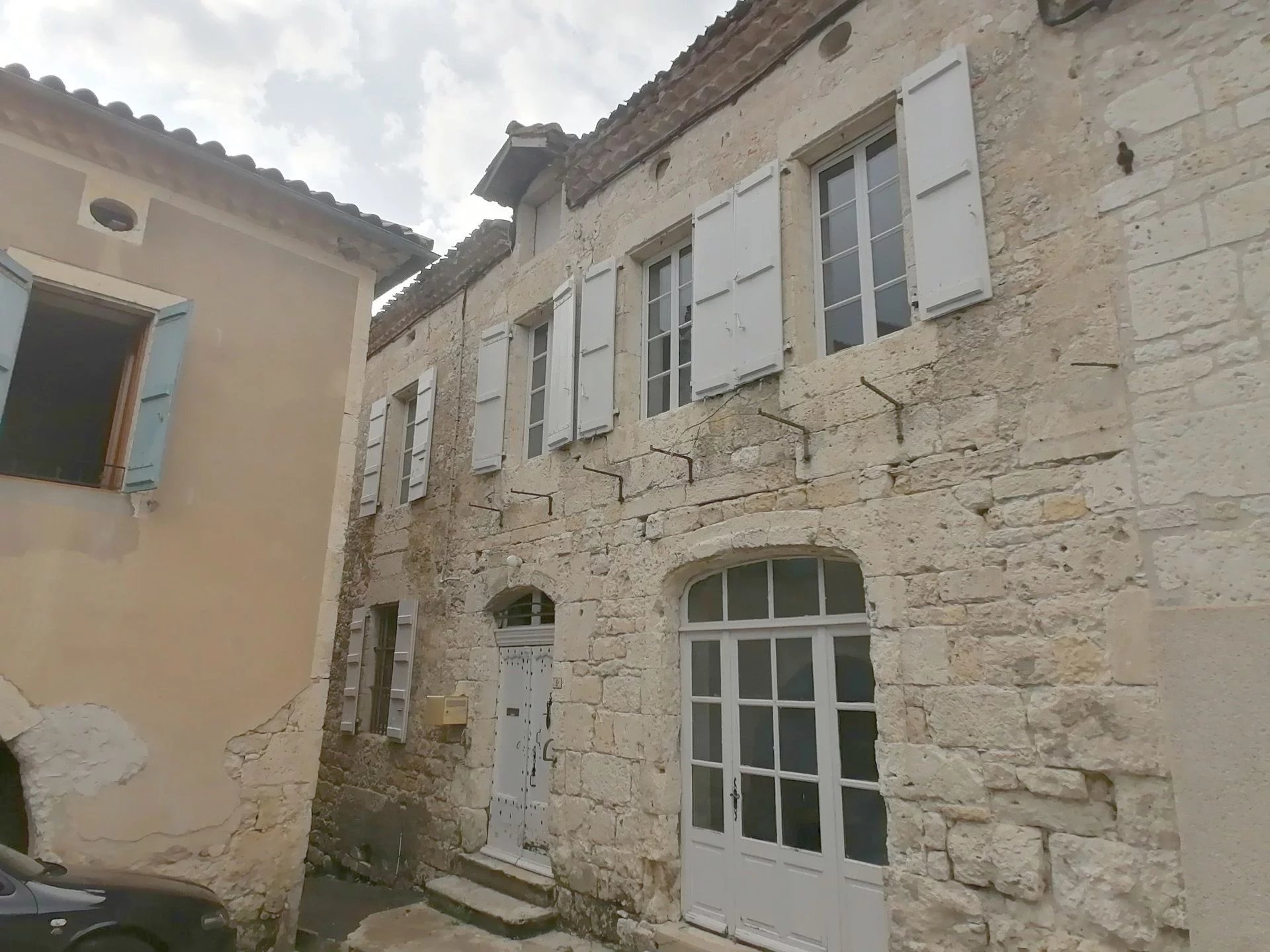 House in Bourg-de-Visa - view 1