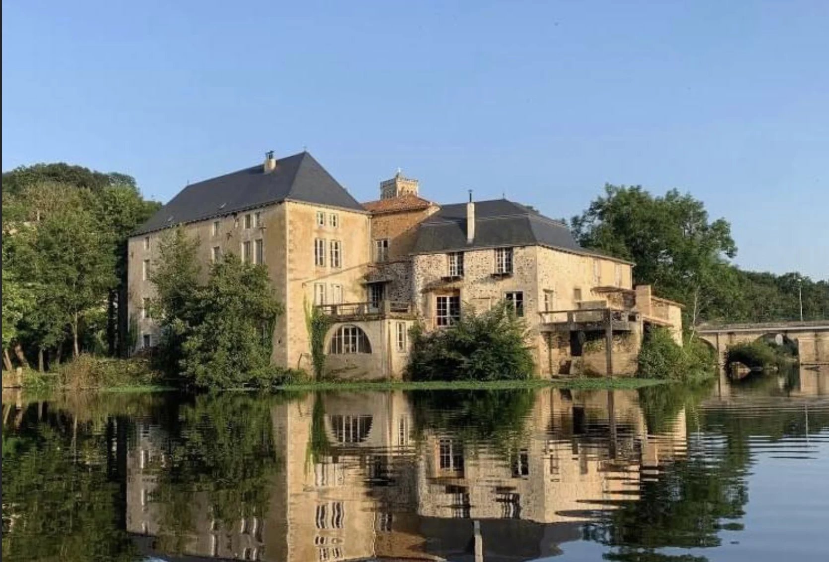 House in L'Isle-Jourdain - view 1