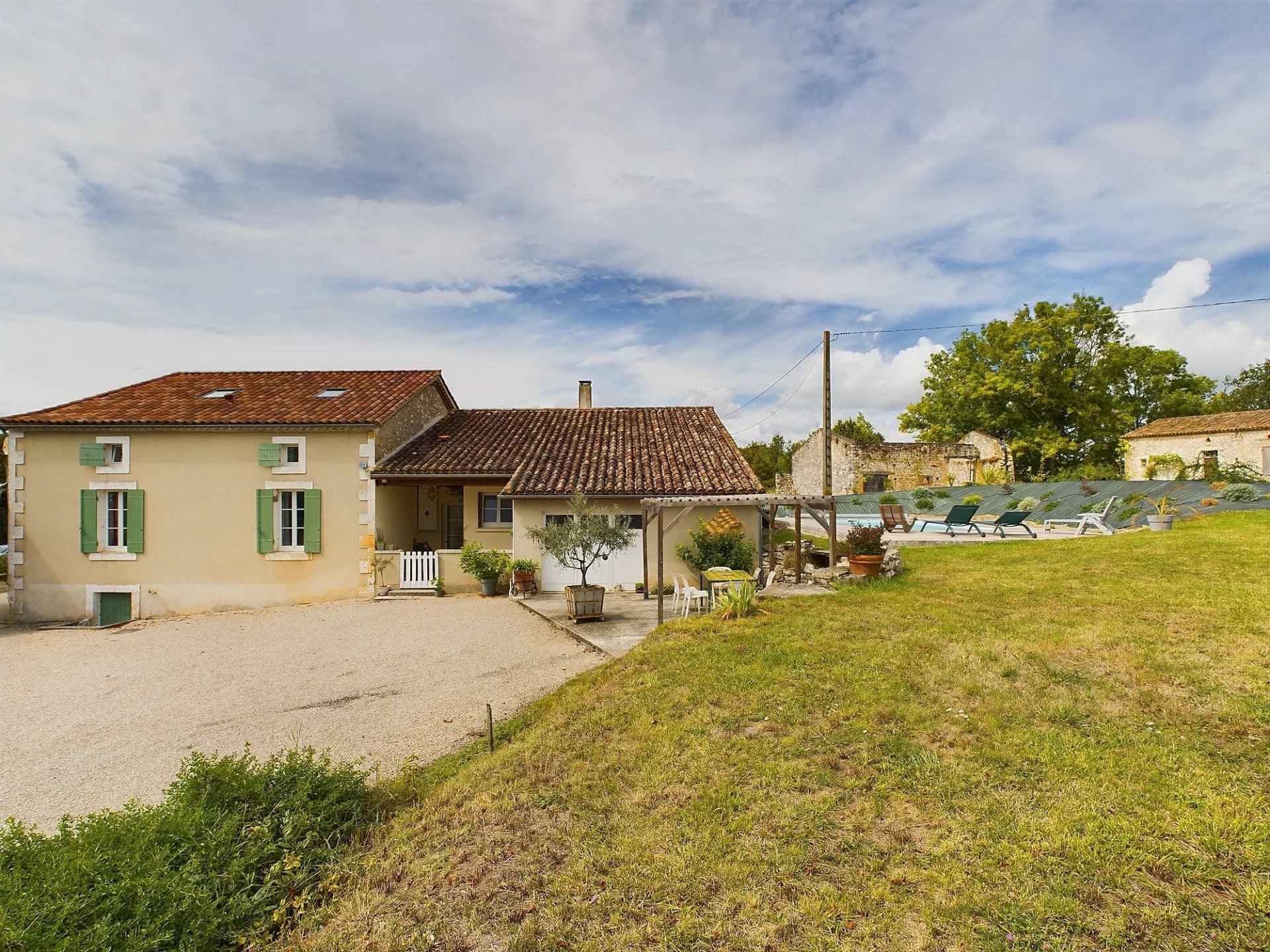 House in Monflanquin - view 1