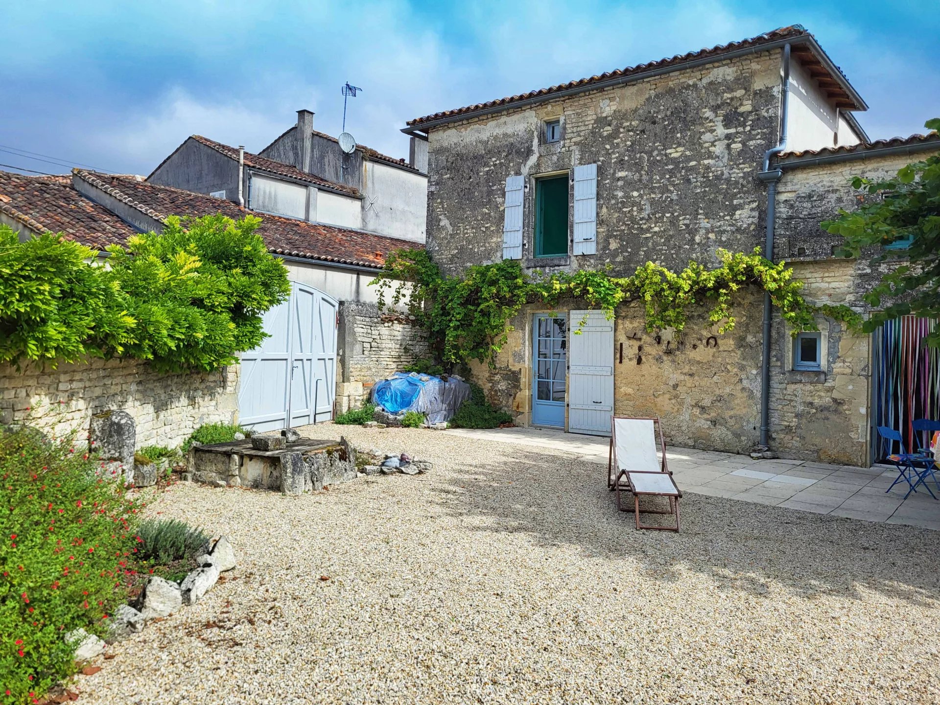 House in Neuvicq-le-Chateau - view 1