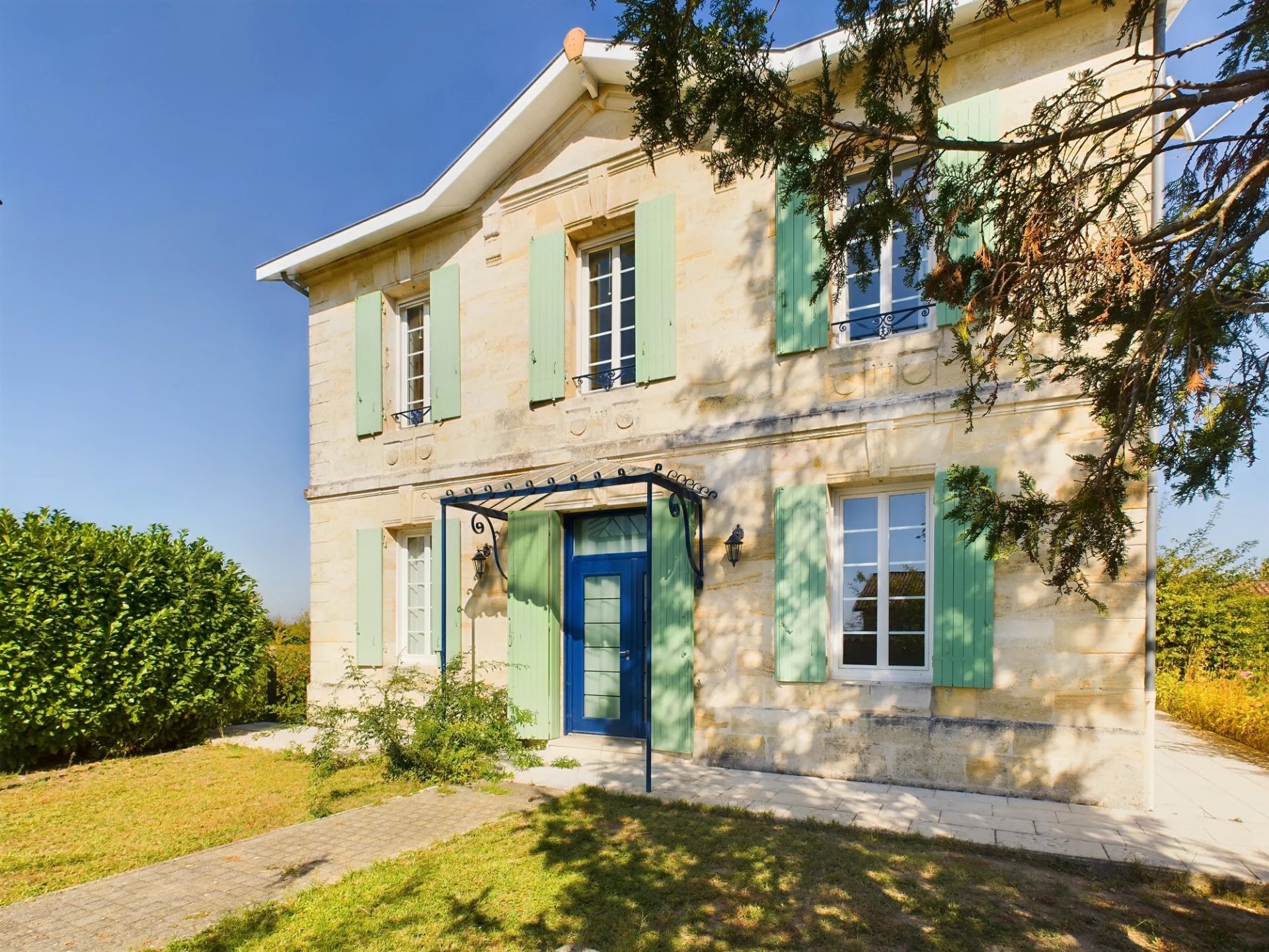 House in Saint-Etienne-de-Lisse - view 1