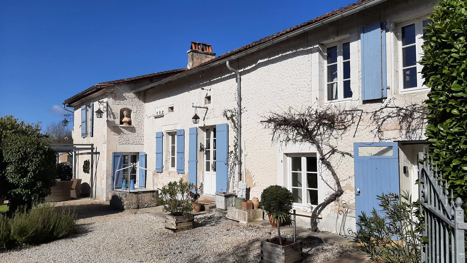 House in Saint-Paul-Lizonne - view 1
