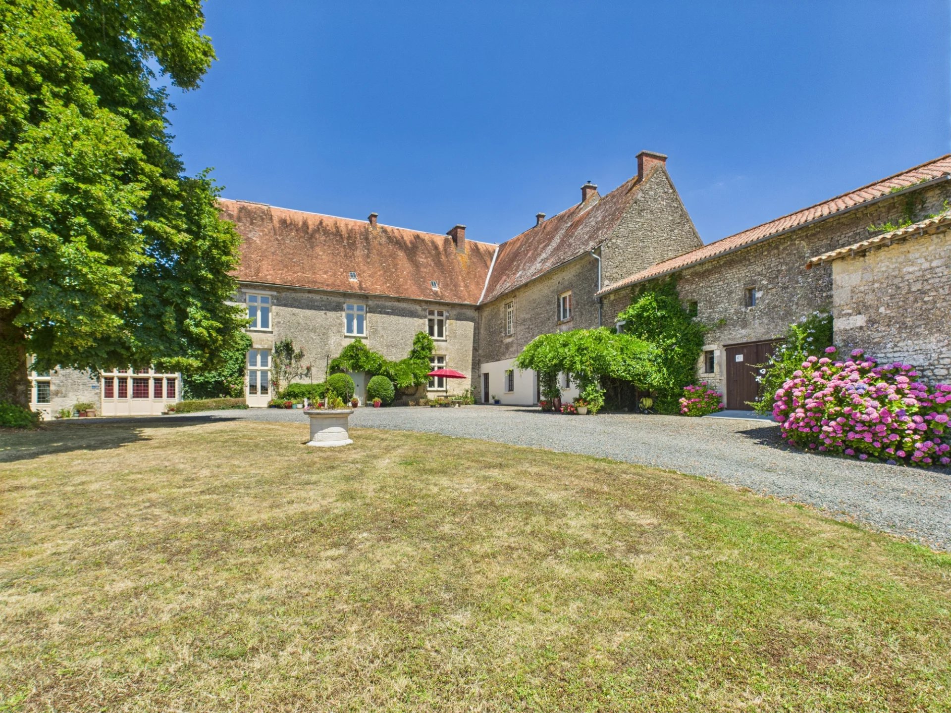 House in Saint-Hilaire-des-Loges - view 1
